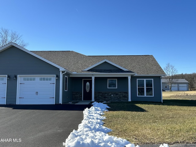 view of front of house featuring a front lawn and a garage