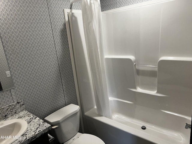 full bathroom featuring shower / tub combo with curtain, vanity, and toilet