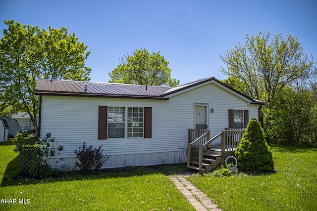 view of front facade featuring a front lawn