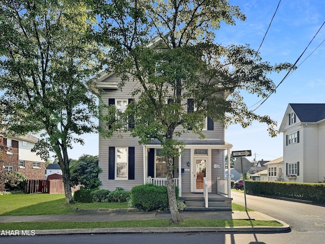 view of front facade featuring a front lawn