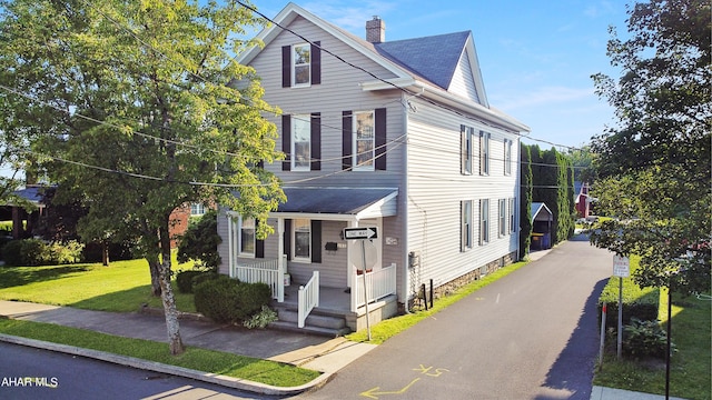 view of front of home featuring a front yard