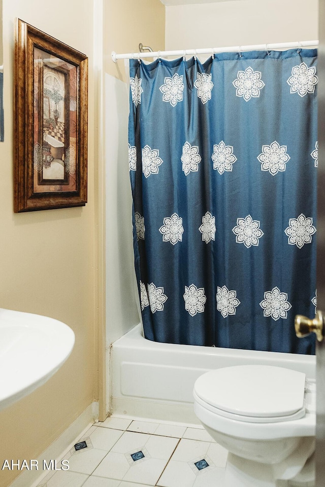 full bathroom featuring tile patterned floors, sink, shower / bath combo, and toilet