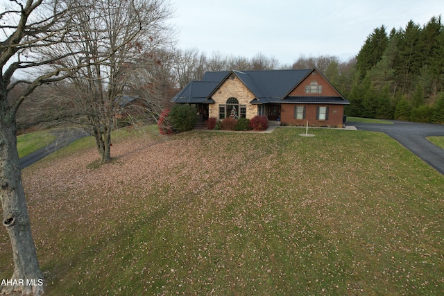 view of front of house featuring a front yard