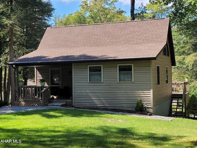 view of front facade featuring a front yard