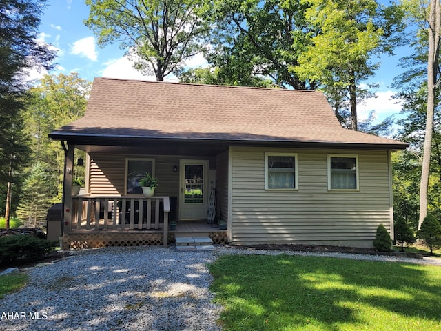 bungalow with a front lawn and covered porch