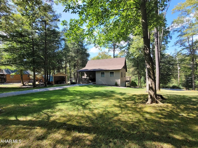 view of front of home featuring an outbuilding and a front yard