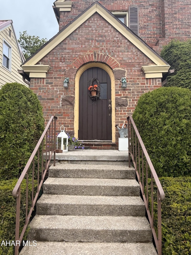 414 27th Ave, Altoona, PA 16601 - entrance to property featuring brick siding