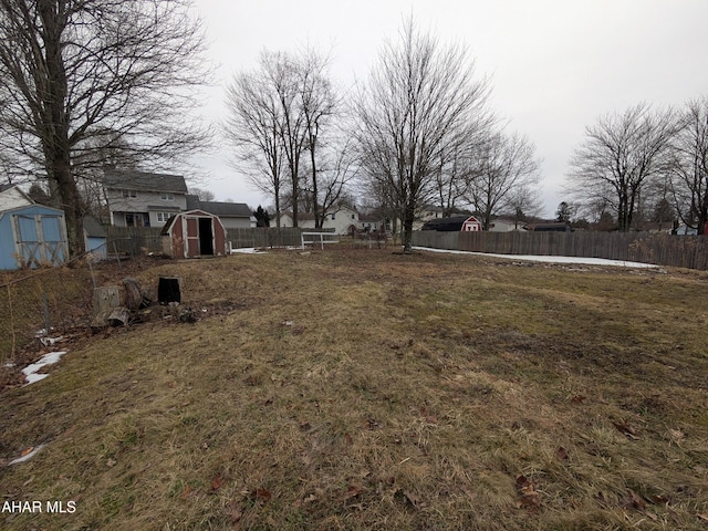 view of yard featuring a storage unit