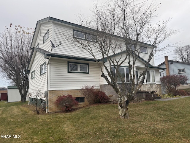 view of front facade featuring a front yard