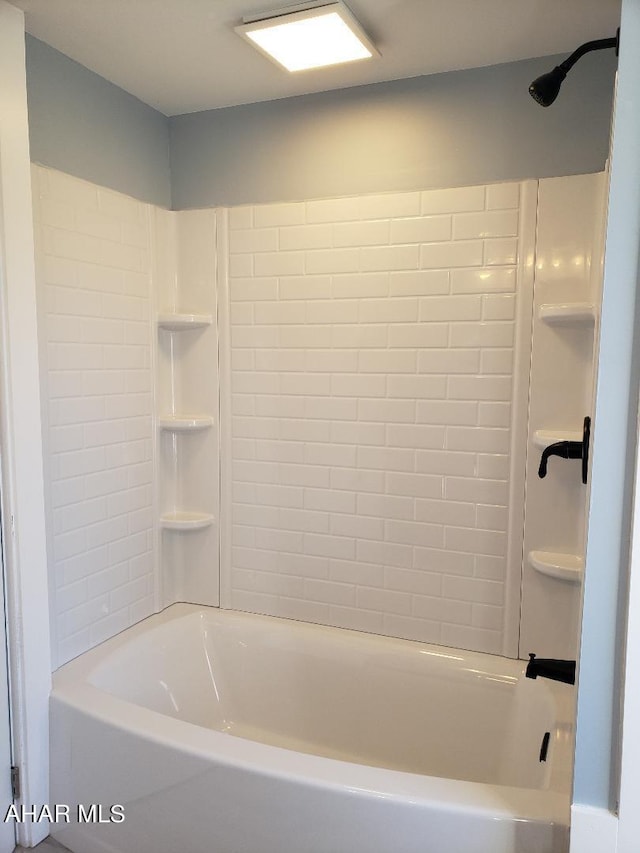 bathroom with tiled shower / bath