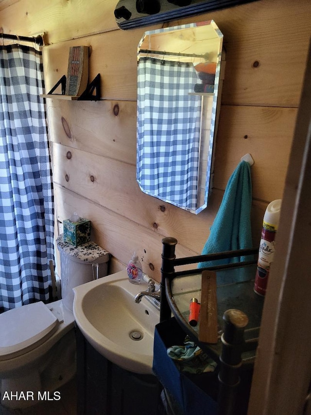 2521 Holland Ave, Huntingdon, PA 16652 - full bath featuring toilet, a shower with curtain, and vanity