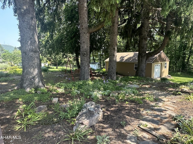 328 Avalon Rd, Altoona, PA 16601 - view of yard with an outbuilding