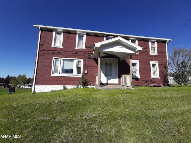 view of front facade featuring a front yard