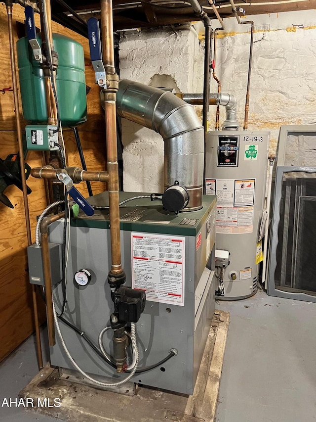 522 Wayne St, Hollidaysburg, PA 16648 - utilities featuring water heater