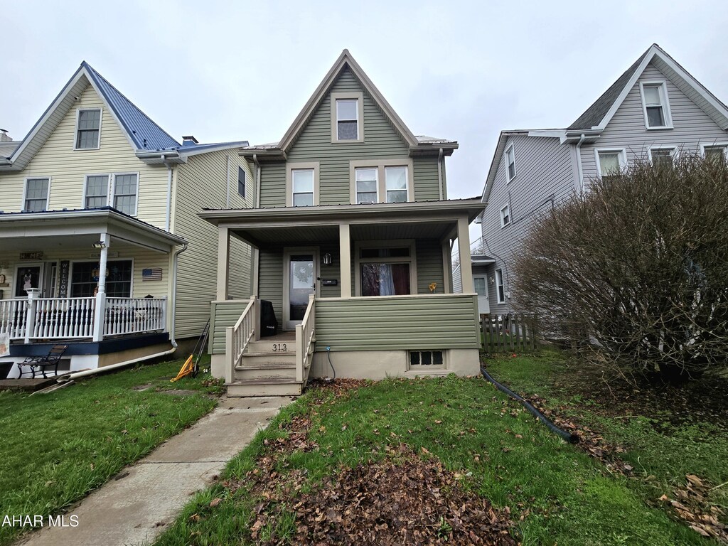 313 N 12th Ave, Altoona, PA 16601 - traditional-style home featuring a front yard and covered porch