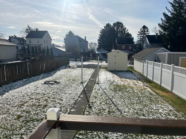 view of yard featuring a storage unit