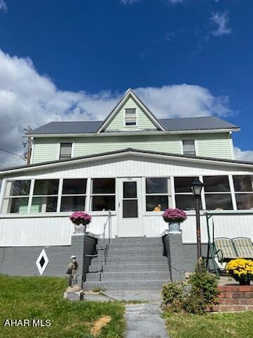 view of front facade with a front lawn