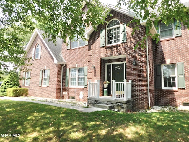 view of front facade with a front lawn