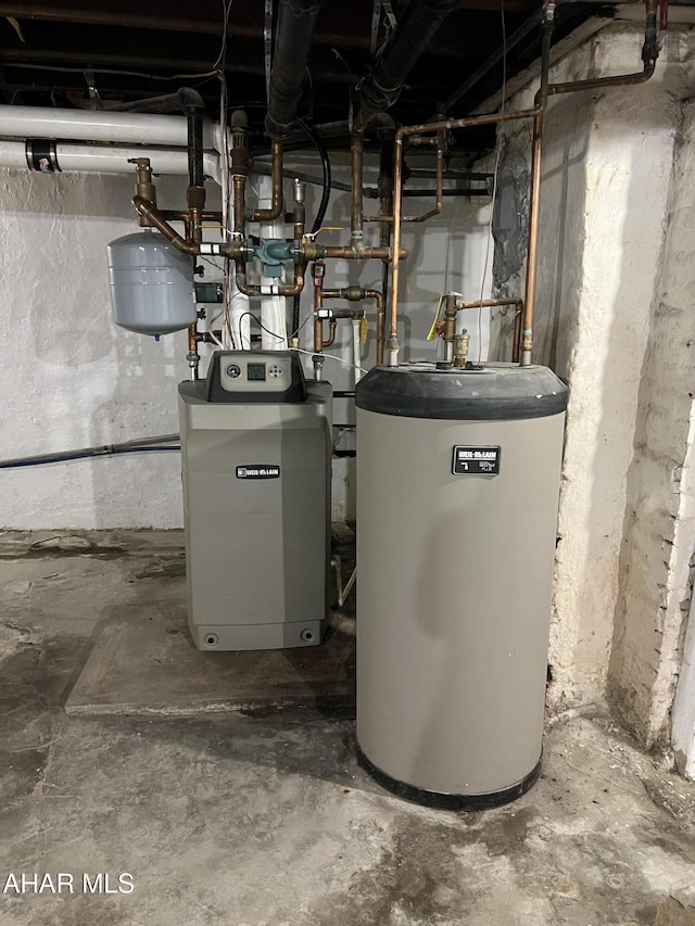 1008 N 3rd St, Altoona, PA 16601 - utility room featuring water heater