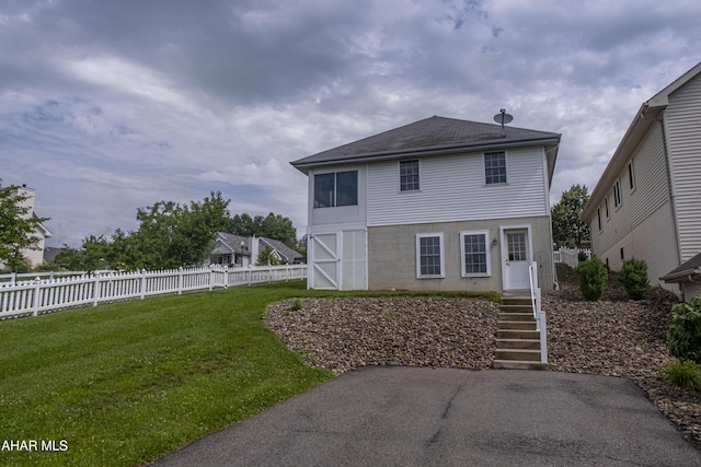 904 Holliday Hills Dr, Hollidaysburg, PA 16648 - back of property with a shingled roof
