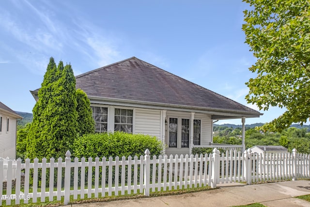 904 Holliday Hills Dr, Hollidaysburg, PA 16648 - view of front facade featuring covered porch and a fenced front yard