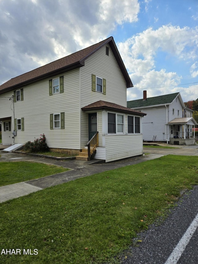 view of front of house featuring a front lawn