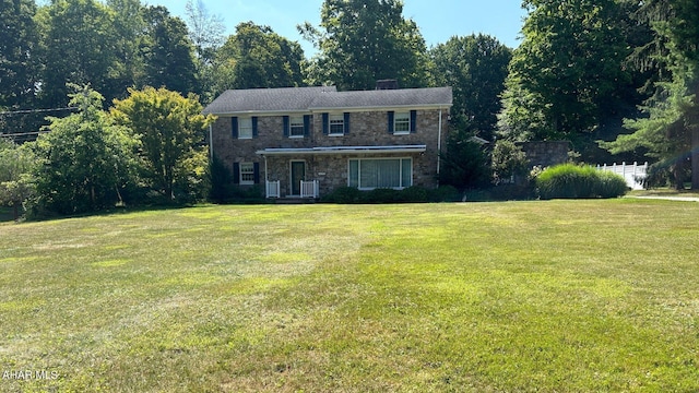 view of front of property featuring a front yard