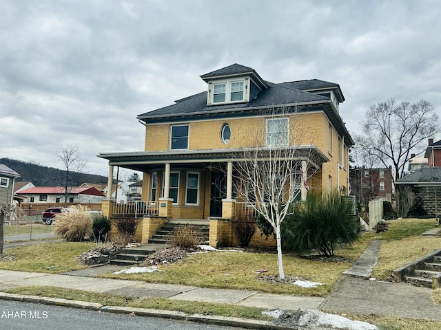 view of front of property featuring a front lawn and a porch