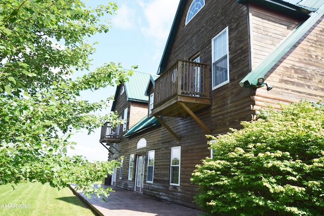 view of side of property featuring a balcony