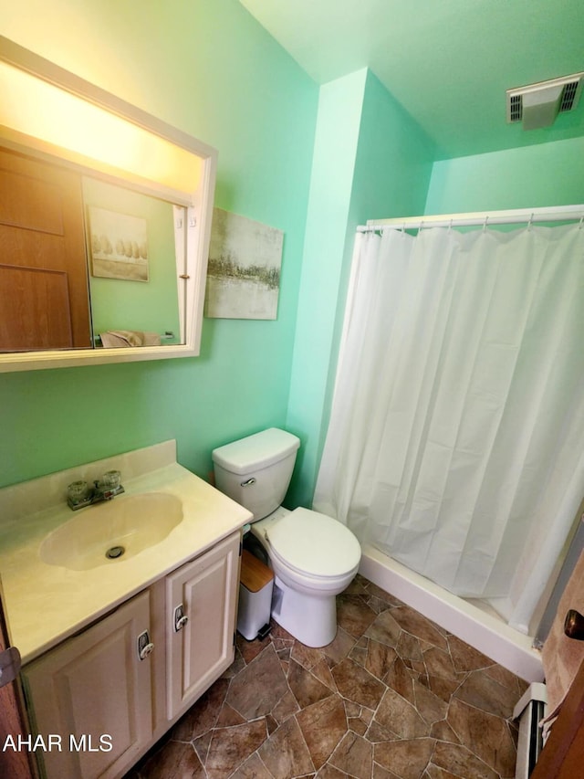 full bathroom with visible vents, toilet, vanity, and a shower with curtain