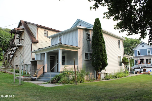 view of front facade with a front yard