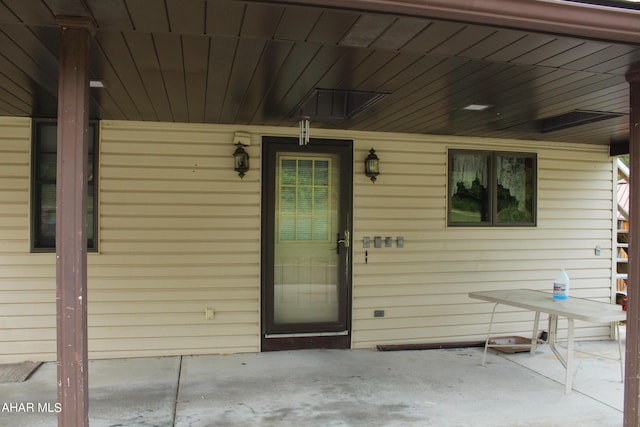 entrance to property featuring a porch