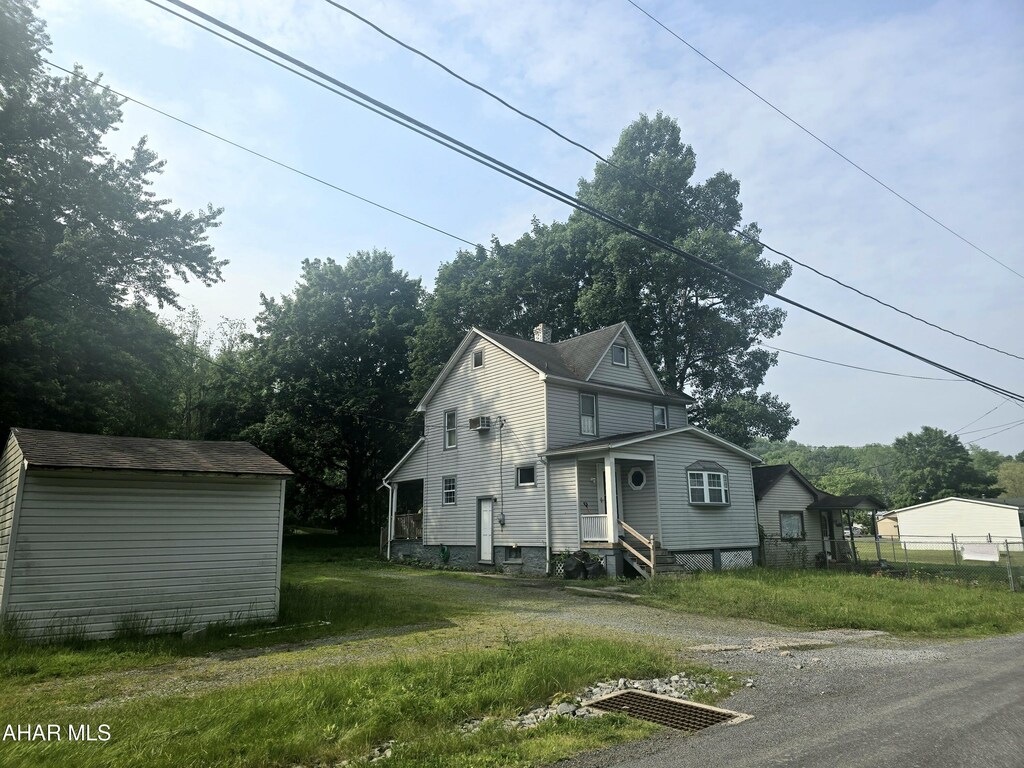 184 Sandy Run Rd, Altoona, PA 16601 - view of front facade with an outdoor structure and gravel driveway
