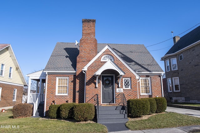 view of front of home featuring a front lawn