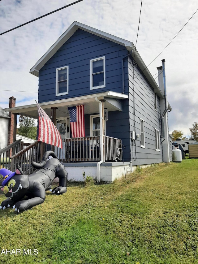 view of front of house featuring covered porch and a front yard