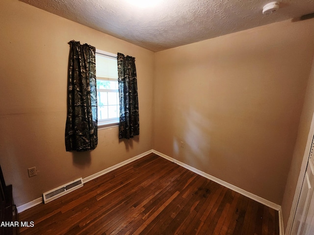 774 Hench St, Bedford, PA 15522 - unfurnished room with hardwood / wood-style floors, a smoke detector, a textured ceiling, and baseboards