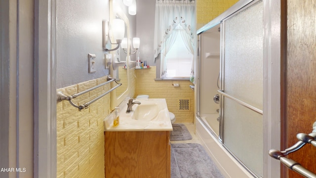2414 4th Ave, Altoona, PA 16602 - full bathroom with vanity and shower / bath combination with glass door
