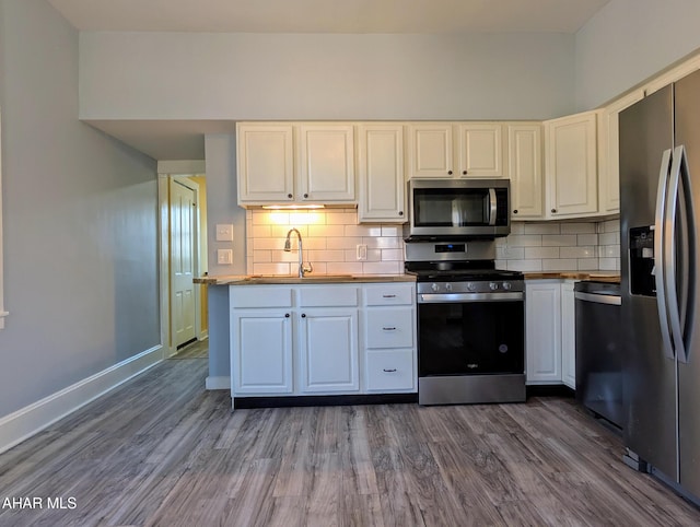 kitchen with stainless steel appliances, backsplash, dark hardwood / wood-style floors, and sink