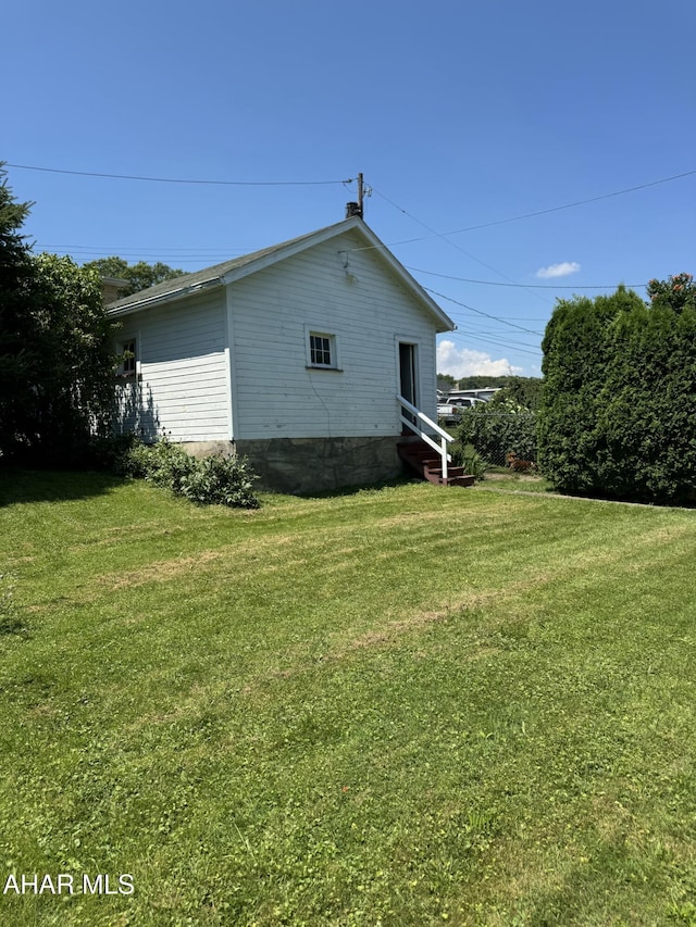 512 26th Ave, Altoona, PA 16601 - view of property exterior with entry steps and a yard