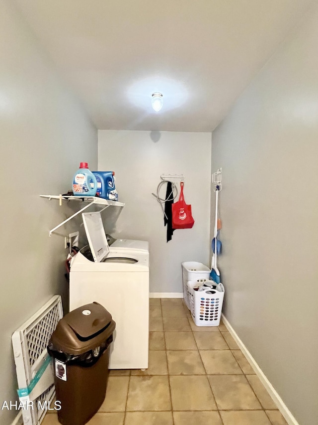 washroom with washing machine and clothes dryer, visible vents, laundry area, baseboards, and tile patterned floors