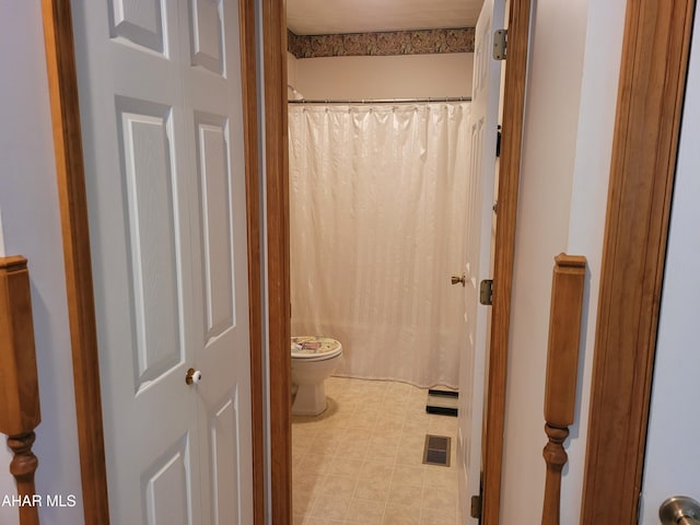 full bathroom with visible vents, curtained shower, and toilet