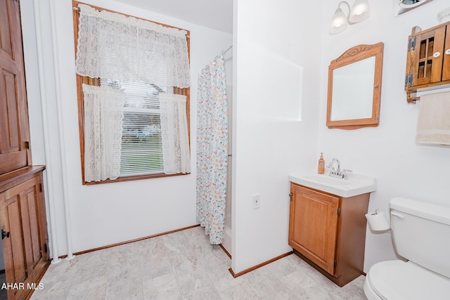 full bathroom with toilet, baseboards, vanity, and a shower with curtain