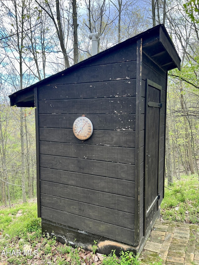 view of outbuilding