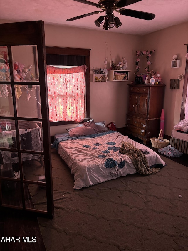 bedroom with ceiling fan