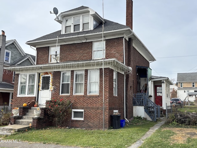 view of front of house featuring a front yard