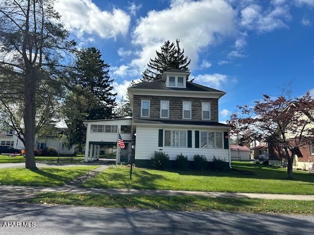 view of front of house with a front lawn