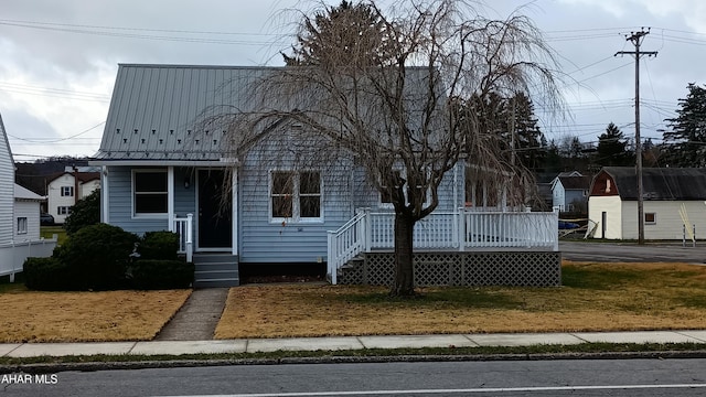 view of front of property featuring a front yard