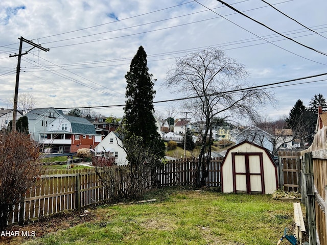 view of yard featuring a shed