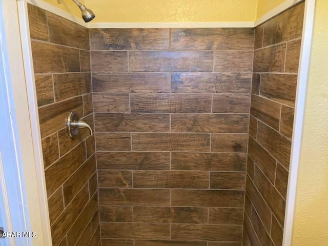 bathroom featuring tiled shower