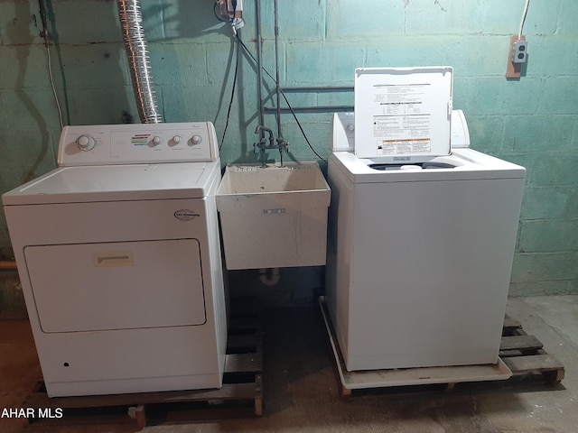 735 N Julian St, Ebensburg, PA 15931 - laundry room featuring independent washer and dryer